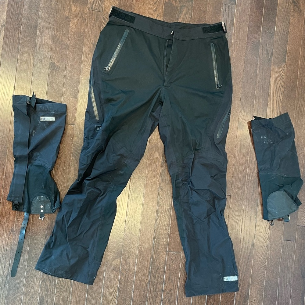 Waterproof hiking pants with ankle cover
